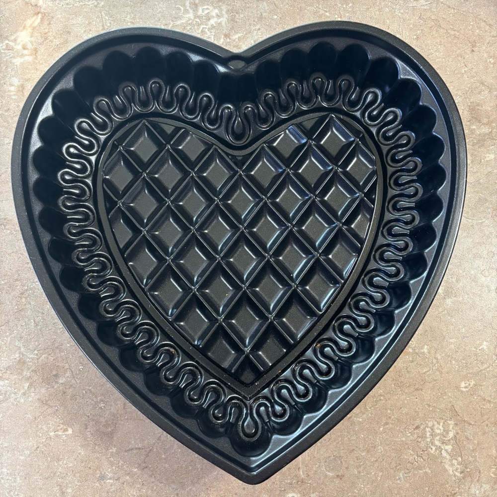 Nordic Ware Quilted Heart Baking Pan - Silver 8 Cup 1.9 Liters - Picture 2 of 4